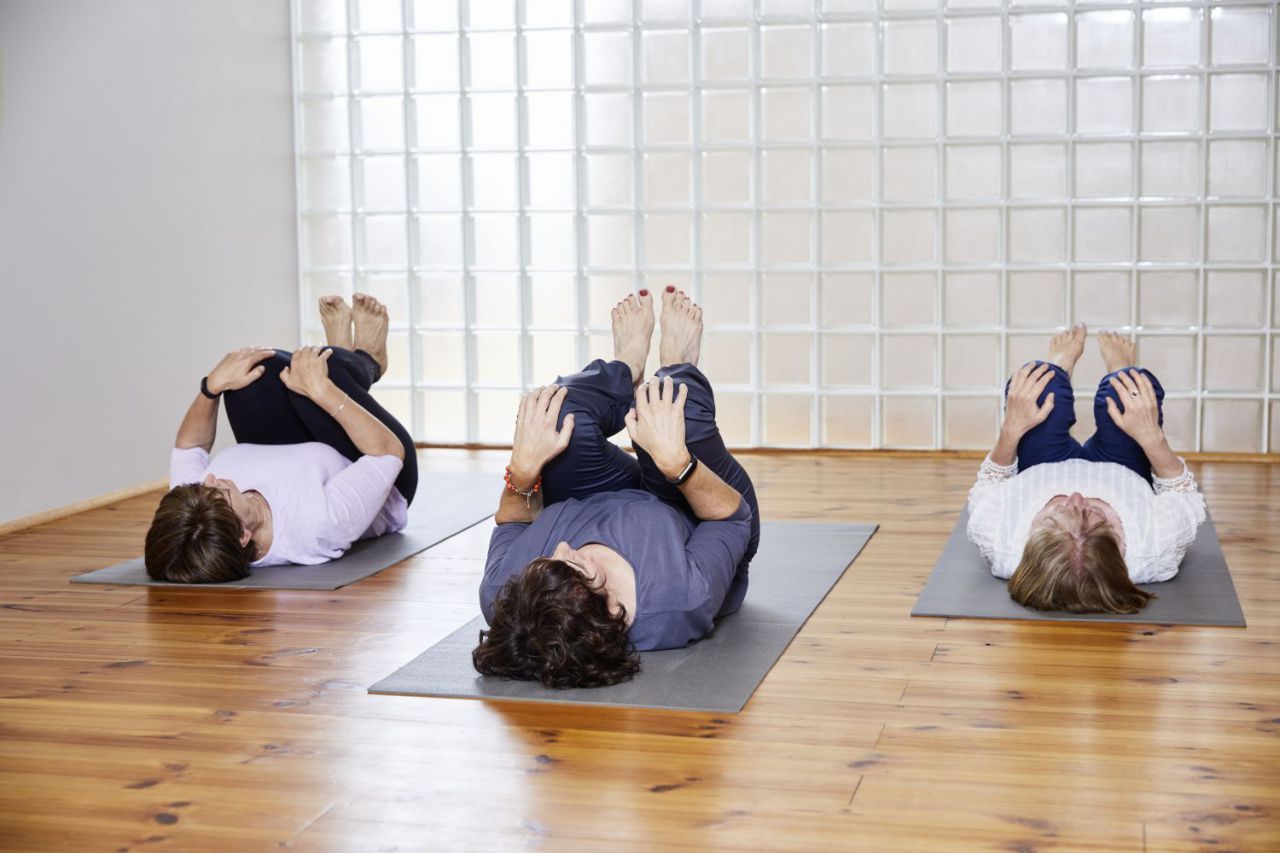 Übende im Yogakurs